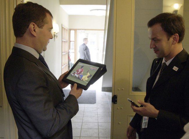 Все планшеты iPad у членов президиума генсовета «Единой России» законны