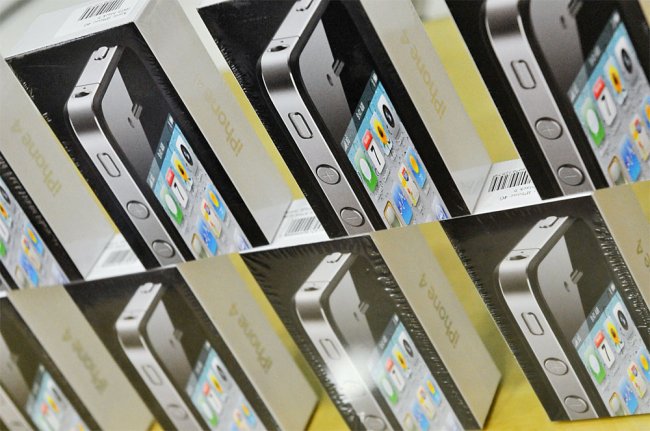 Фоторепортаж со старта официальных продаж iPhone 4G в России